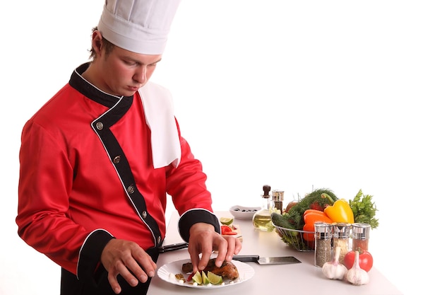 Szef kuchni przygotowujący danie